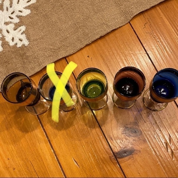 4 Cordial Color Glasses with Gold Trim.  Approx: 4.5” tall 2” base Very pretty - Picture 8 of 13